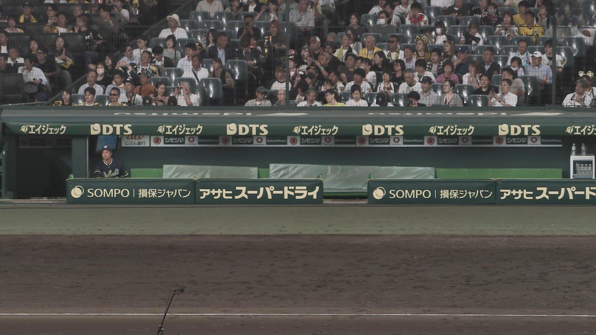 kazenoraby's tweet photo. 原口文仁選手の引退セレモニー

青柳晃洋投手だけベンチに残ってくれてる #hanshin