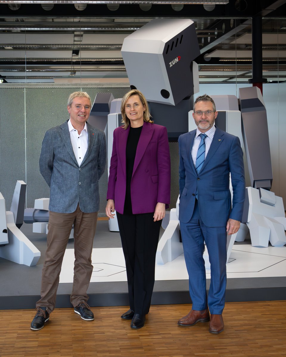 ZundCutter's tweet image. Great to host the @AusAmbCH at Zünd to present our latest digital cutting innovations.

In the picture: Lars Bendixen (Zünd), Elizabeth Day (Australian Ambassador), and Dylan Walsh (Deputy Head of Mission). Thanks for the visit!

#Zund #Automation #Sustainability #SwissTech 🇦🇺🇨🇭