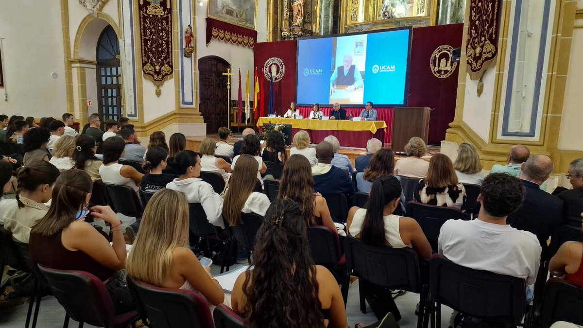 📢 El envejecimiento demográfico y las migraciones son los mayores retos del siglo XXI. Es una de las ideas principales que se han expuesto en la sesión matinal del I Congreso Internacional sobre Humanización y Cuidados a los Mayores que organiza la UCAM.