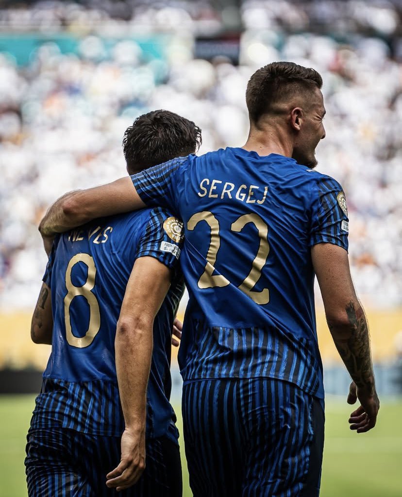 مايكتمل الهلال الا بوجودهم التجديد لهم بمثابة صفقه لازم التجديد💙💙