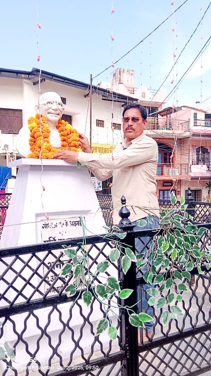 kumar_loth's tweet image. राष्ट्रपिता महात्मा गाँधी जी जयन्ती व पूर्व प्रधानमंत्री लालबहादुर जी शास्त्री की जयन्ती के अवसर पर बापू कॉलोनी, उपरला पाड़ा स्थित गाँधी प्रतिमा पर माल्यार्पण व जिला कॉंग्रेस कार्यालय द्वारा आयोजित कार्यक्रम में पुष्पांजलि कर श्रद्धांजलि अर्पित की।