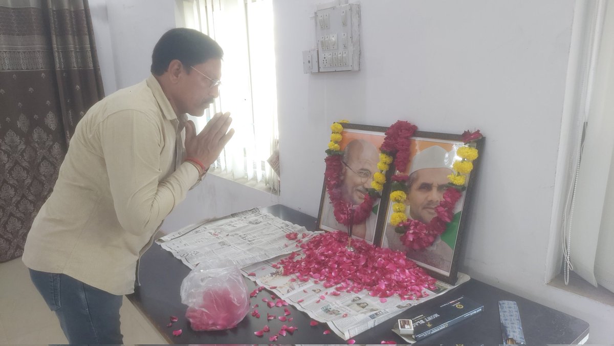 kumar_loth's tweet image. राष्ट्रपिता महात्मा गाँधी जी जयन्ती व पूर्व प्रधानमंत्री लालबहादुर जी शास्त्री की जयन्ती के अवसर पर बापू कॉलोनी, उपरला पाड़ा स्थित गाँधी प्रतिमा पर माल्यार्पण व जिला कॉंग्रेस कार्यालय द्वारा आयोजित कार्यक्रम में पुष्पांजलि कर श्रद्धांजलि अर्पित की।