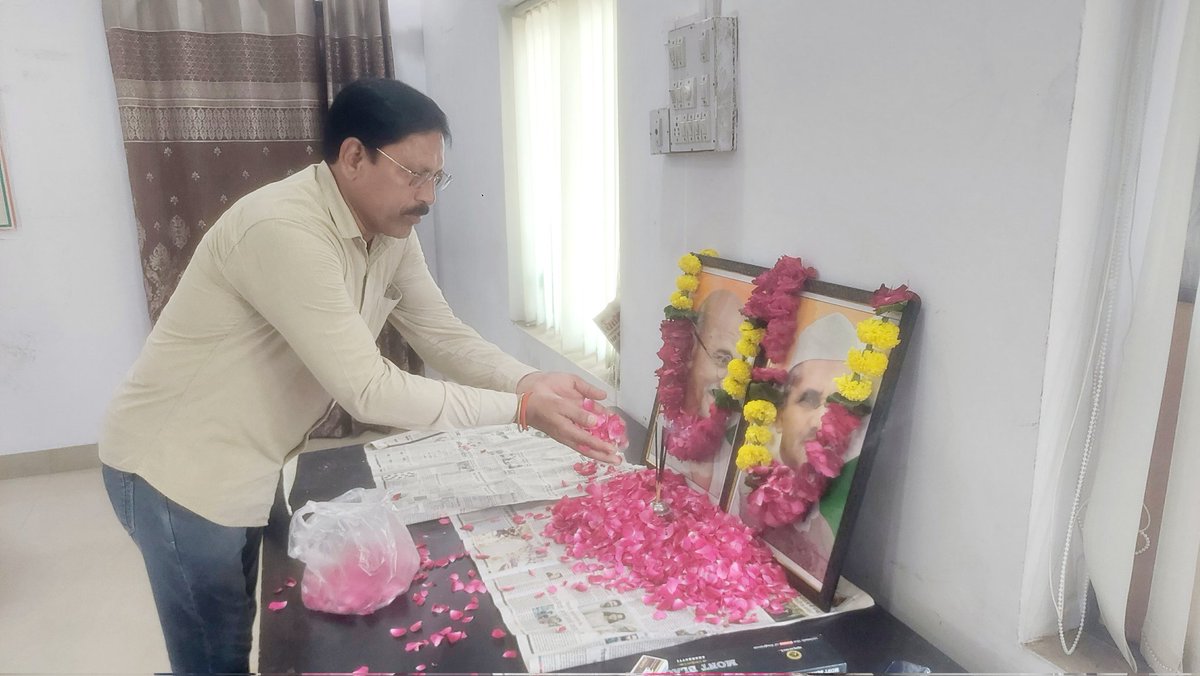 kumar_loth's tweet image. राष्ट्रपिता महात्मा गाँधी जी जयन्ती व पूर्व प्रधानमंत्री लालबहादुर जी शास्त्री की जयन्ती के अवसर पर बापू कॉलोनी, उपरला पाड़ा स्थित गाँधी प्रतिमा पर माल्यार्पण व जिला कॉंग्रेस कार्यालय द्वारा आयोजित कार्यक्रम में पुष्पांजलि कर श्रद्धांजलि अर्पित की।