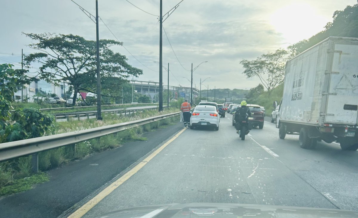 Un hecho de tránsito vehicular se da a la altura del Estadio Rod Carew tráfico lento.