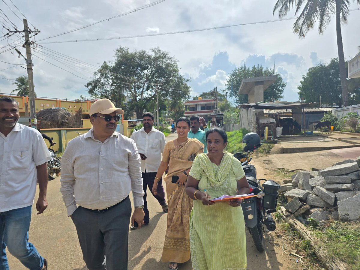 ಕರ್ನಾಟಕ ರಾಜ್ಯ ಹಿಂದುಳಿದ ವರ್ಗಗಳ  ಸಾಮಾಜಿಕ ಮತ್ತು ಶೈಕ್ಷಣಿಕ ಸಮೀಕ್ಷೆ ಸಂಬಂಧ ಕೋಲಾರ ತಾಲ್ಲೂಕು ಕಾಮಧೇನಹಳ್ಳಿ ಗ್ರಾಮದ ಮನೆಗಳಿಗೆ ತೆರಳಿ ಸಮೀಕ್ಷೆ ಕಾರ್ಯವೈಖರಿ ಬಗ್ಗೆ ಪರಿಶೀಲಿಸಲಾಯಿತು.