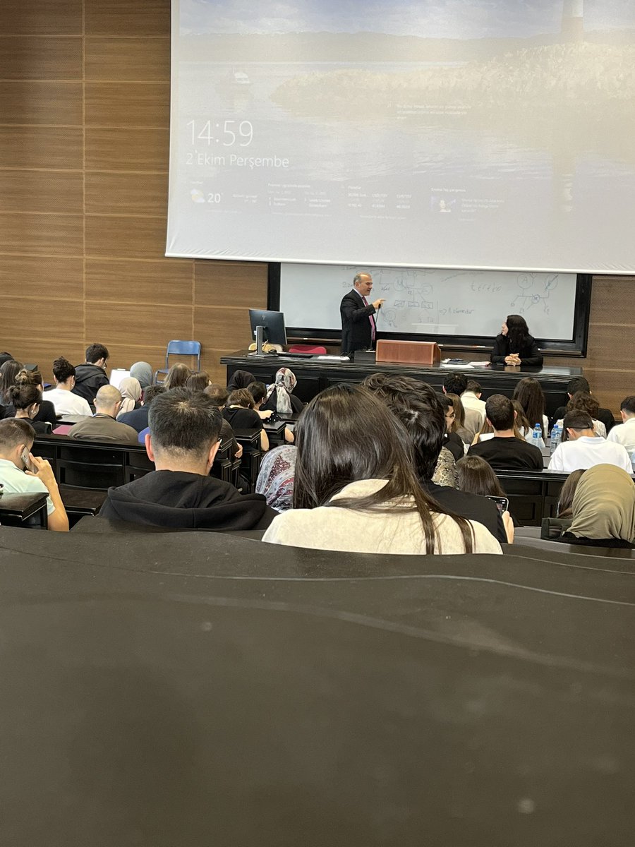 İühf genel kamu dersindeyiz deprem oldu sabahattin hoca hala platondan bahsediyor ,bu ne meslek aşkı .