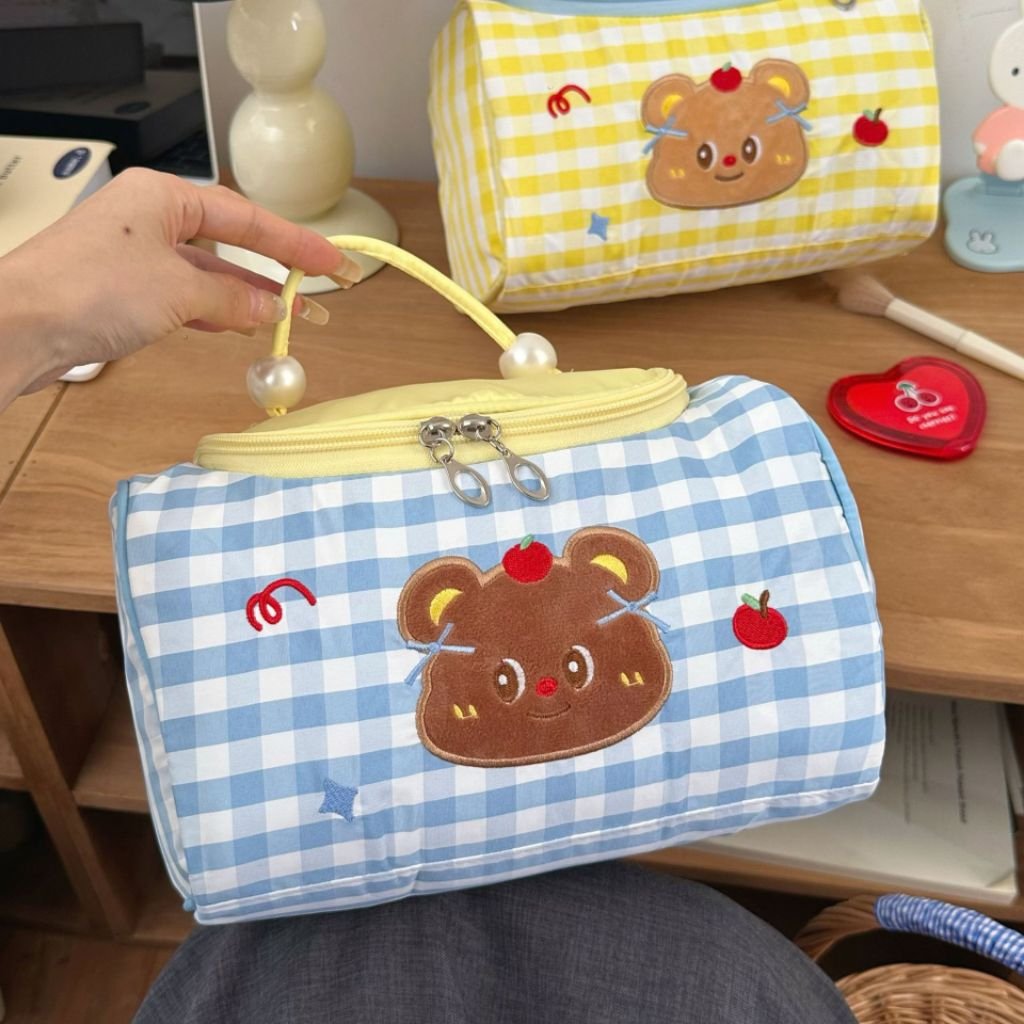 bakpa0w's tweet photo. this makeup pouch is so cute to have and hold so much too https://t.co/uMbsMgHpFk