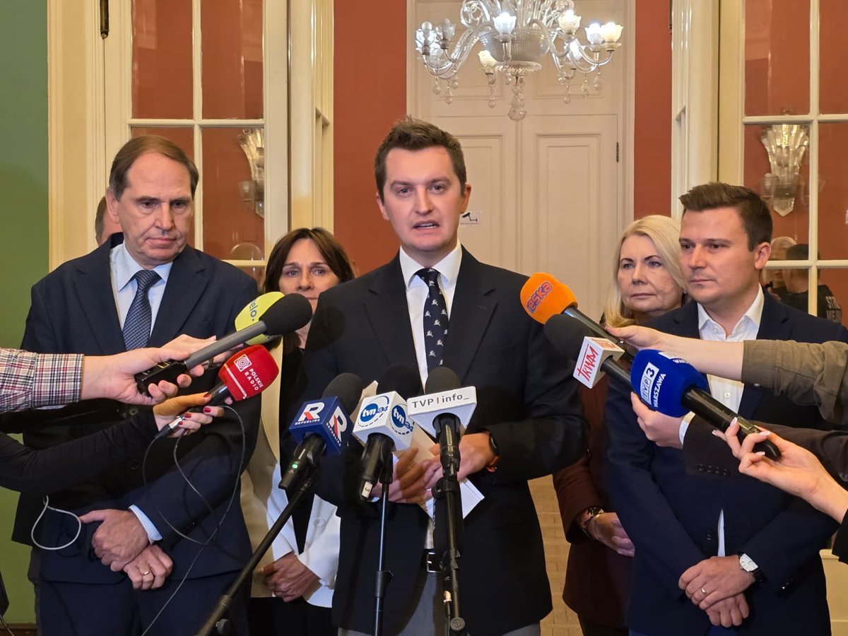pisorgpl's tweet photo. 💬 Poseł PiS @sjkaleta: Od kilku tygodni jesteśmy świadkami przepychanki wewnątrz PO. Marcin Kierwiński pokazał Rafałowi Trzaskowskiemu, że to on rządzi w Warszawie. Jednak pokazał to w sprawie, która niepokoi wielu mieszkańców i chcemy, żeby ta sprawa była rozwiązana konstruktywnie i żeby zostało wprowadzone ograniczenie sprzedaży alkoholu nocą, jeśli mieszkańcy sobie tego życzą. Dlatego proponujemy, żeby ograniczenie sprzedaży alkoholu nocą dotyczyły tych dzielnic, które wyraziły taką wolę w dotychczasowych konsultacjach - Śródmieście, Praga Północ, Ochota i Bielany. Głos mieszkańców powinien zostać wysłuchany. Proponujemy dzisiaj projekt uchwały Rady Miasta, żeby rozpisać referendum lokalne na 16 listopada, w którym mieszkańcy odpowiedzieliby na dwa pytania: Czy jesteś za wprowadzeniem ograniczenia w godzinach nocnej sprzedaży napojów alkoholowych na całym obszarze Warszawy w godz. 23-6? Czy jesteś za wprowadzeniem ograniczenia w godzinach nocnej sprzedaży napojów alkoholowych na obszarze swojej dzielnicy, polegającym na zakazie sprzedaży napojów alkoholowych w godz. 23-6? Forma demokracji bezpośredniej jest najbardziej adekwatną dla ustalenia, jak te regulacje lokalne powinny być w Warszawie uchwalone. To mieszkańcy najlepiej wiedzą, czy nocna sprzedaż alkoholu jest dla nich uciążliwa, czy nie.