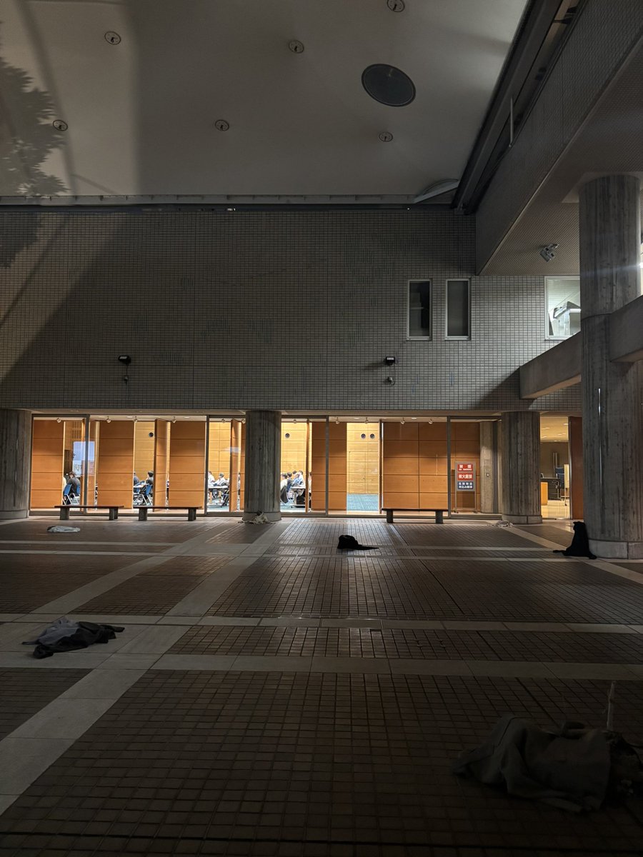 mpl_architect's tweet image. 📍建築文化週間2025「あとち」
オープニングに行ってきました〜！
大野友資さんの「閲覧室」では、無い壁を元からあったように設える等、人々が存在に気づいていない空間を、誰もが知っている空間に変化させていて、リミナルスペース的でした💭
自分で印刷する「あとちのカタログ」が良かった📄✨️