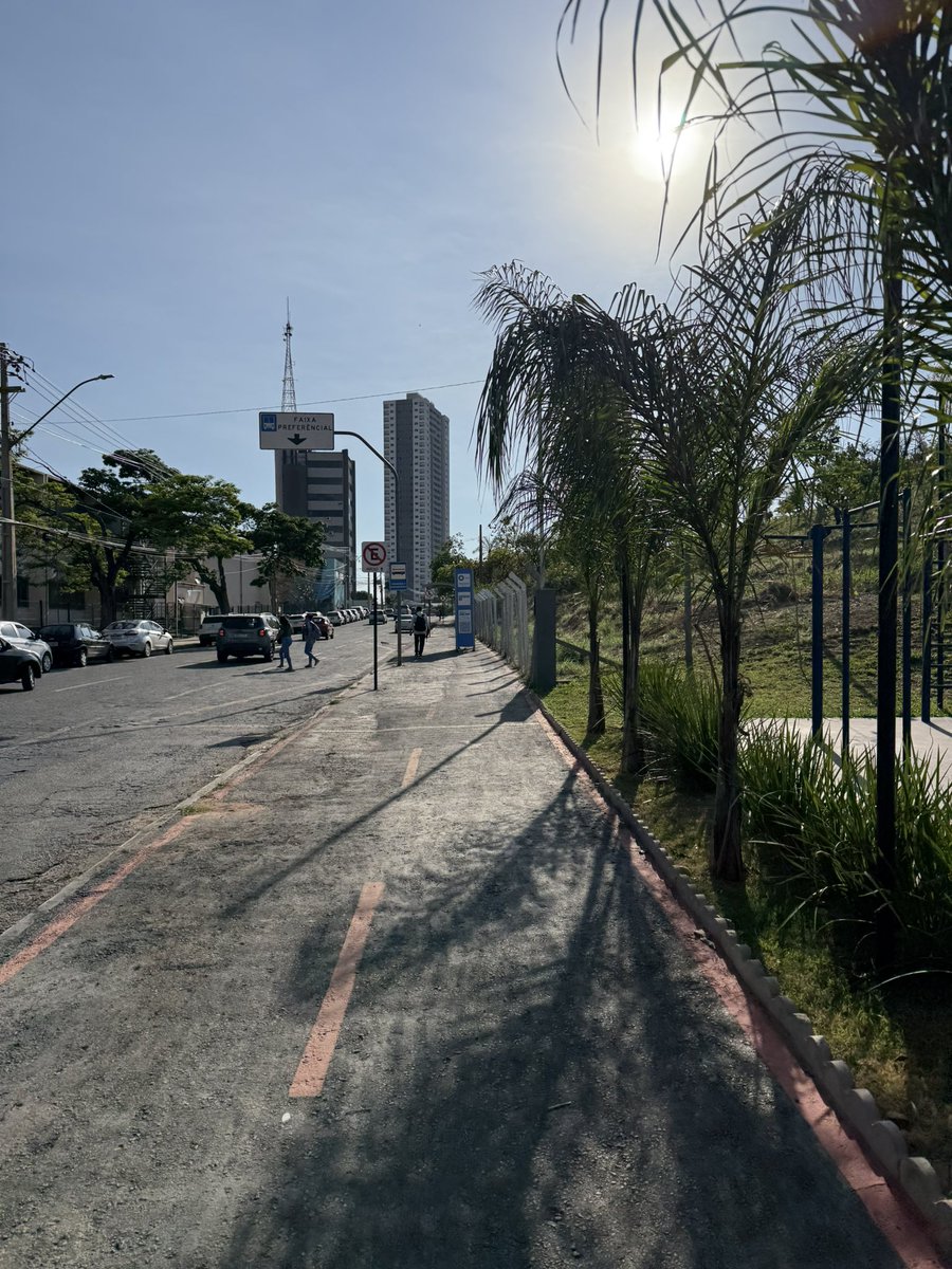 mt_grv's tweet photo. Correr na pista do Morro da Serrinha é um transtorno. Pista irregular, com postes no meio, troncos de árvores, sem sombra, parece nova, mas é totalmente improvisada. Já passou mto da hora de revitalizar esse espaço @ronaldocaiado https://t.co/9eSQWVaW6w