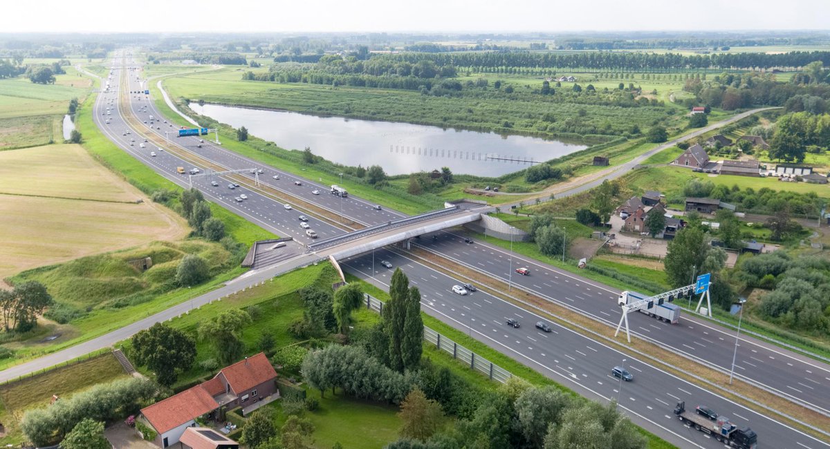 RWS_MN's tweet photo. Van 3 op 4 okt houdt de #Diefdijk niet het water, maar het verkeer tegen. Het is tijd voor de jaarlijkse proefsluiting van deze waterkering in de #A2 i.s.m. @wsrivierenland 🌊 De weg is dicht van 21 - 7 uur tussen knp #Deil en #Everdingen ri #Utrecht 👉 https://t.co/mL55gOcmUZ https://t.co/CY9zQtZx6D