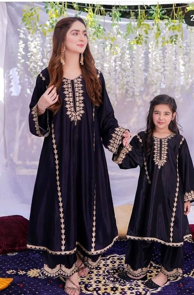 DailyInfotainm1's tweet image. Mother daughter matching Black Dresses 

dailyinfotainment.com/2025/09/mother…

#motherdaughter #matchingshirts #duodress #dailyinfotainment #fashionista #fashionable #pakistanifashion  #pakistanibride #lawndress #blackdress #DiorSS26 #LingOrmDiorAirportLook #LVSS26 #ParisFashionWeek #sstvi