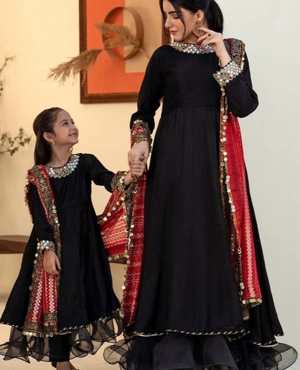 DailyInfotainm1's tweet image. Mother daughter matching Black Dresses 

dailyinfotainment.com/2025/09/mother…

#motherdaughter #matchingshirts #duodress #dailyinfotainment #fashionista #fashionable #pakistanifashion  #pakistanibride #lawndress #blackdress #DiorSS26 #LingOrmDiorAirportLook #LVSS26 #ParisFashionWeek #sstvi