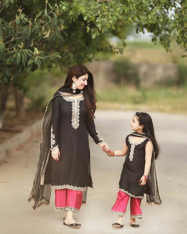 DailyInfotainm1's tweet image. Mother daughter matching Black Dresses 

dailyinfotainment.com/2025/09/mother…

#motherdaughter #matchingshirts #duodress #dailyinfotainment #fashionista #fashionable #pakistanifashion  #pakistanibride #lawndress #blackdress #DiorSS26 #LingOrmDiorAirportLook #LVSS26 #ParisFashionWeek #sstvi