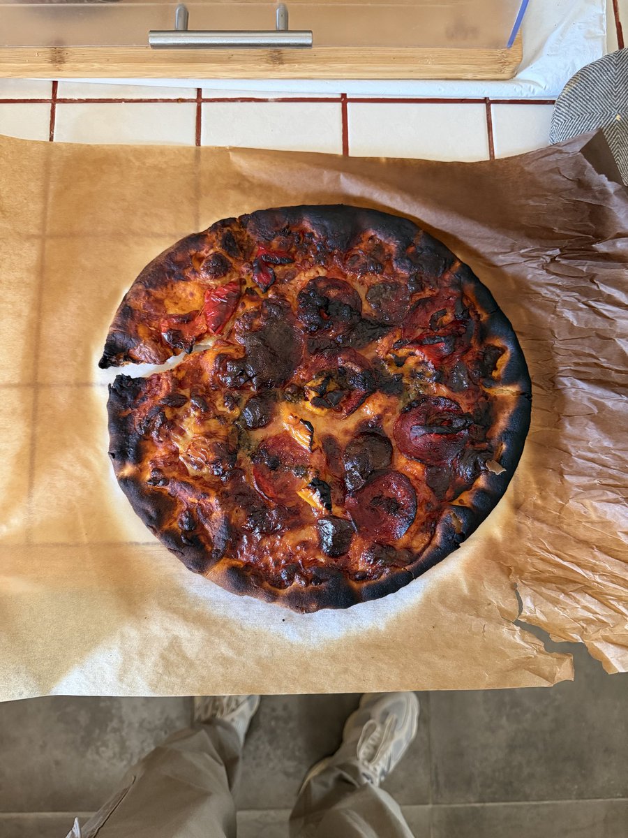 hectorlevrai's tweet photo. Pizza oreo ce midi et vous ? https://t.co/35e6n4CSQQ