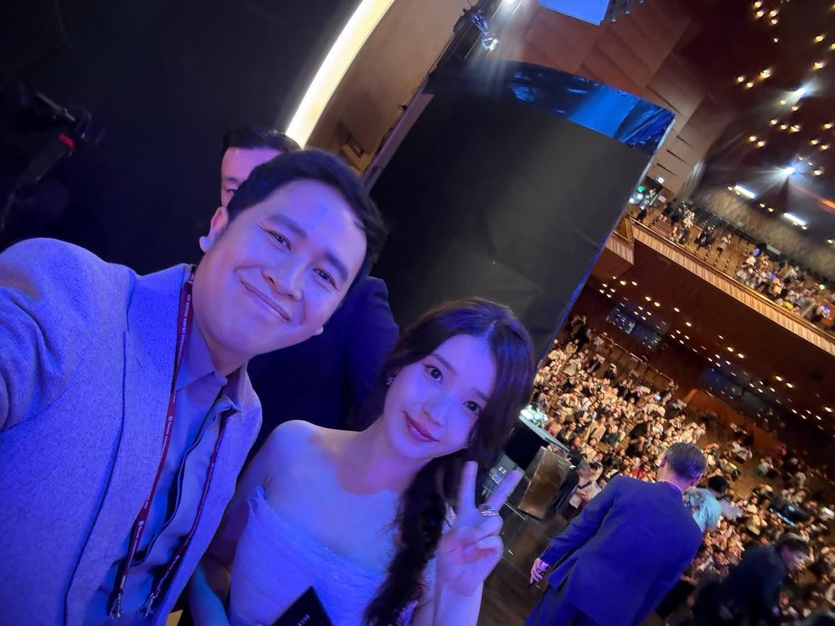 iujieuniee's tweet photo. PH Journalist MJ Felipe with IU 😳 https://t.co/3XgHQNYc0B