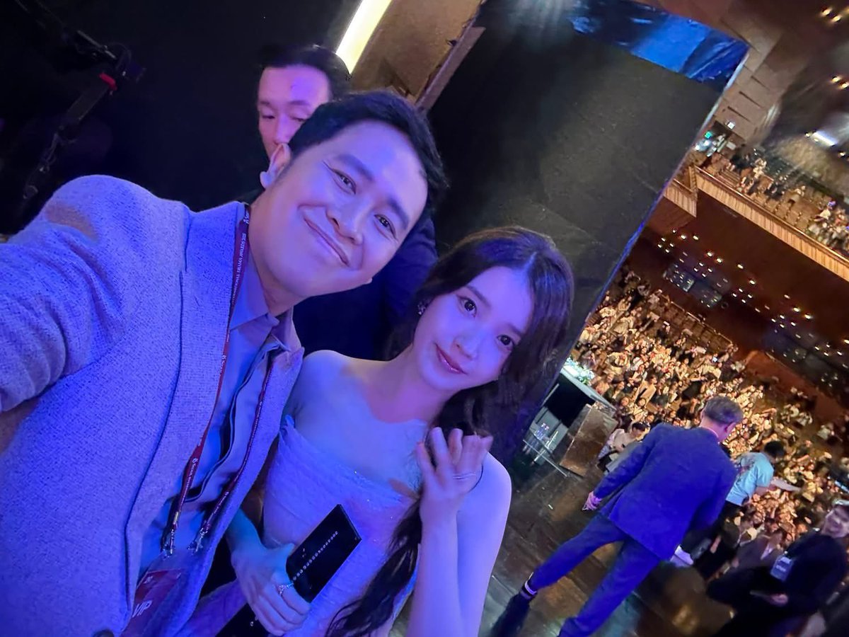 iujieuniee's tweet photo. PH Journalist MJ Felipe with IU 😳 https://t.co/3XgHQNYc0B