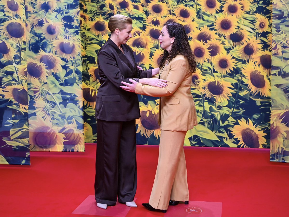 VjosaOsmaniPRKS's tweet image. Grateful to Danish Prime Minister @Statsmin Mette Frederiksen for the warm welcome at the #EPC Leaders’ Summit in Copenhagen, which once again focuses on security challenges and on strengthening cooperation to overcome them. 🇽🇰 🤝 🇩🇰