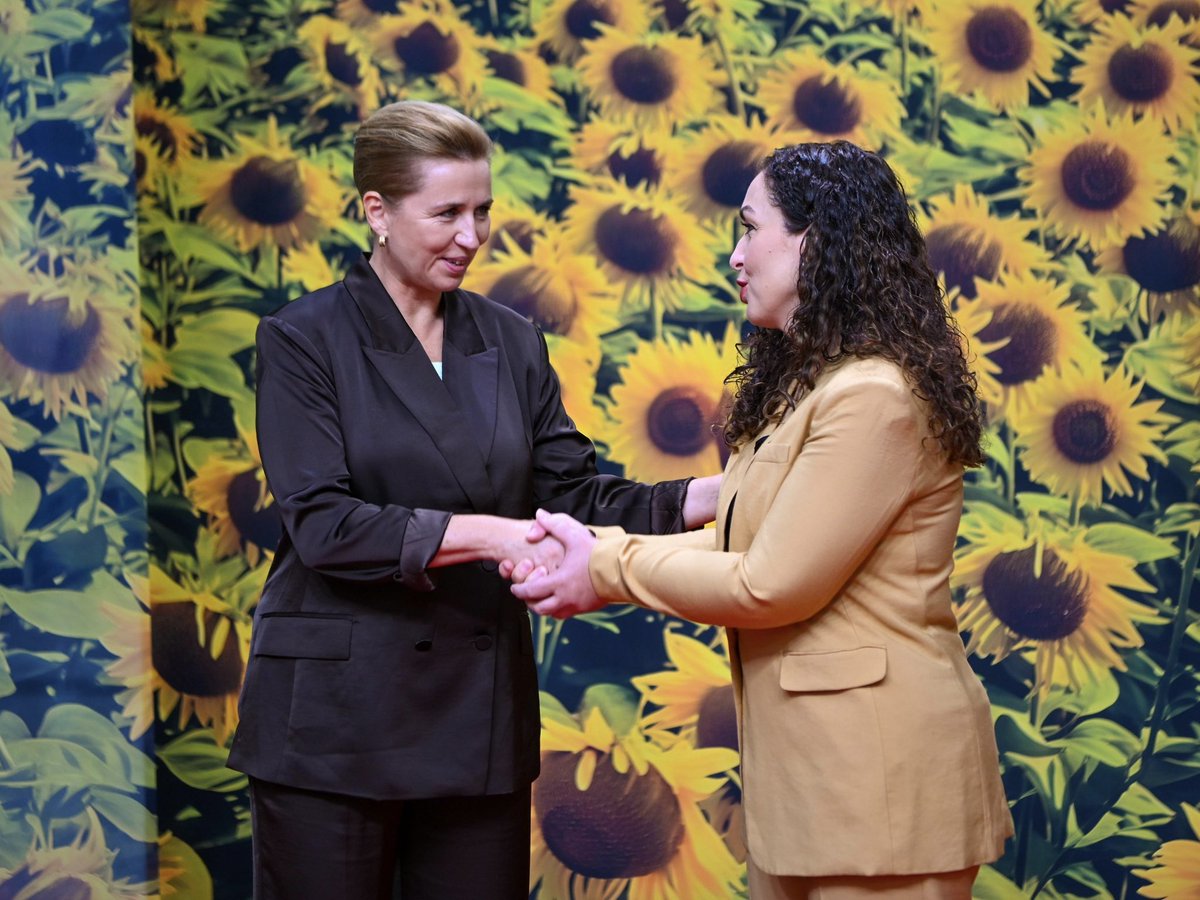 VjosaOsmaniPRKS's tweet image. Grateful to Danish Prime Minister @Statsmin Mette Frederiksen for the warm welcome at the #EPC Leaders’ Summit in Copenhagen, which once again focuses on security challenges and on strengthening cooperation to overcome them. 🇽🇰 🤝 🇩🇰