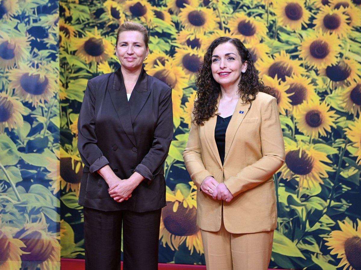 VjosaOsmaniPRKS's tweet image. Grateful to Danish Prime Minister @Statsmin Mette Frederiksen for the warm welcome at the #EPC Leaders’ Summit in Copenhagen, which once again focuses on security challenges and on strengthening cooperation to overcome them. 🇽🇰 🤝 🇩🇰