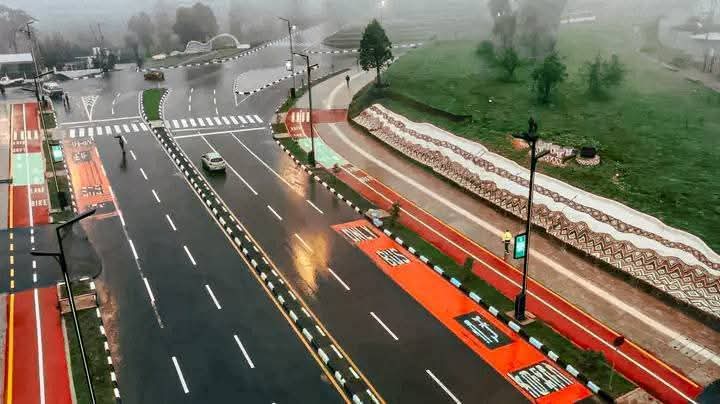 GashamaYohannes's tweet image. Ethiopia's 🇪🇹 #road network has been expanding in recent years In 2020, 🇪🇹 had an estimated 144,024 kms (89,492 miles) of all-weather roads.
In 2022/23, it is estimated to be 180,000 kms.
#Ethiopia
#infrastructureprojects
#Roads