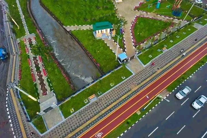 GashamaYohannes's tweet image. Ethiopia's 🇪🇹 #road network has been expanding in recent years In 2020, 🇪🇹 had an estimated 144,024 kms (89,492 miles) of all-weather roads.
In 2022/23, it is estimated to be 180,000 kms.
#Ethiopia
#infrastructureprojects
#Roads