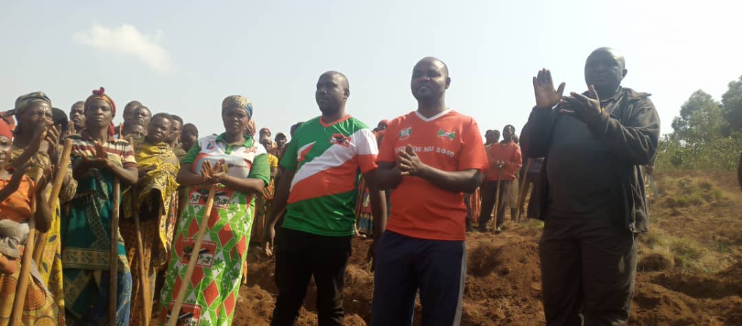 #Kayanza 02/10/2025 Umunyamabanga wa <a href="/CnddFdd/">CNDD-FDD</a> muri komine #Kayanza yifatanije n'abagumyabanga bo ku mutumba #Kavumu wa  zone #Murima mugutera ibitara vy'ibiti vy'amavoka kuri ha 4.Komine kayanza ikaba ifise ihangiro ryogutera ibi 200.000 buri zone Kandi ama zone yose arimuguheza.