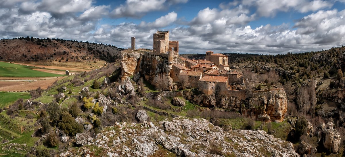 sorianitelaimag's tweet image. En lo alto de una roca, Calatañazor conserva su aire medieval con calles empedradas, restos de castillo y el sabinar 🌲 más impresionante del planeta. Un lugar donde historia y leyenda se dan la mano.

#SoriaNiTeLaImaginas #Calatañazor