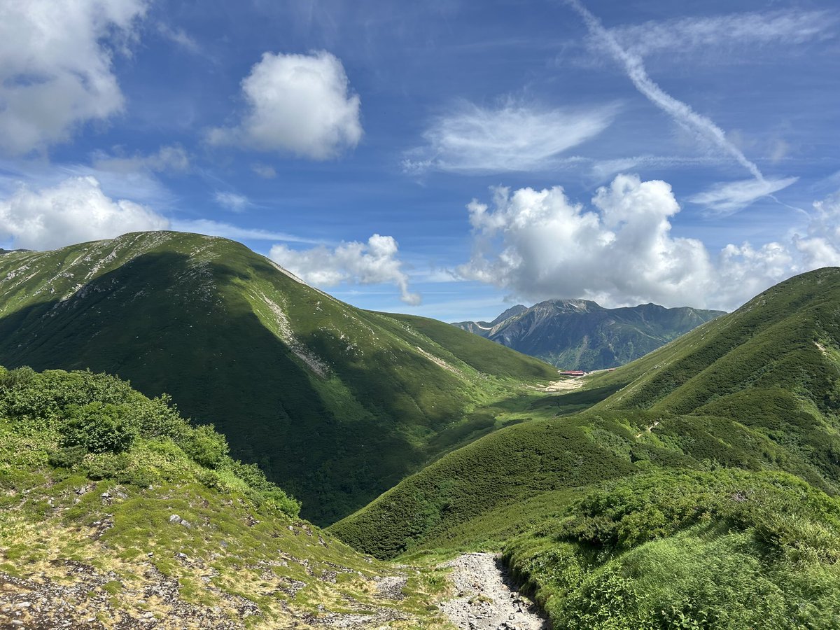 街を離れて
遠く遠くまできたなーって
こだわり捨てて
もがいてた日々を
全て捨てて
意味のない事
無視して
寂しくても
ぬくもり感じなくても
泣く事で
強さって何かを
知ることになる　
たとえ
幸せがすり抜けても
笑顔でいられるよ