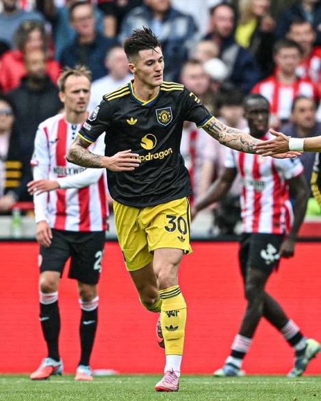 SimplyUtd's tweet photo. 🚨 OFFICIAL!

Benjamin Šeško has claimed Manchester United’s Goal of the Month award for September with his strike against Brentford. https://t.co/QkX05ci0HZ