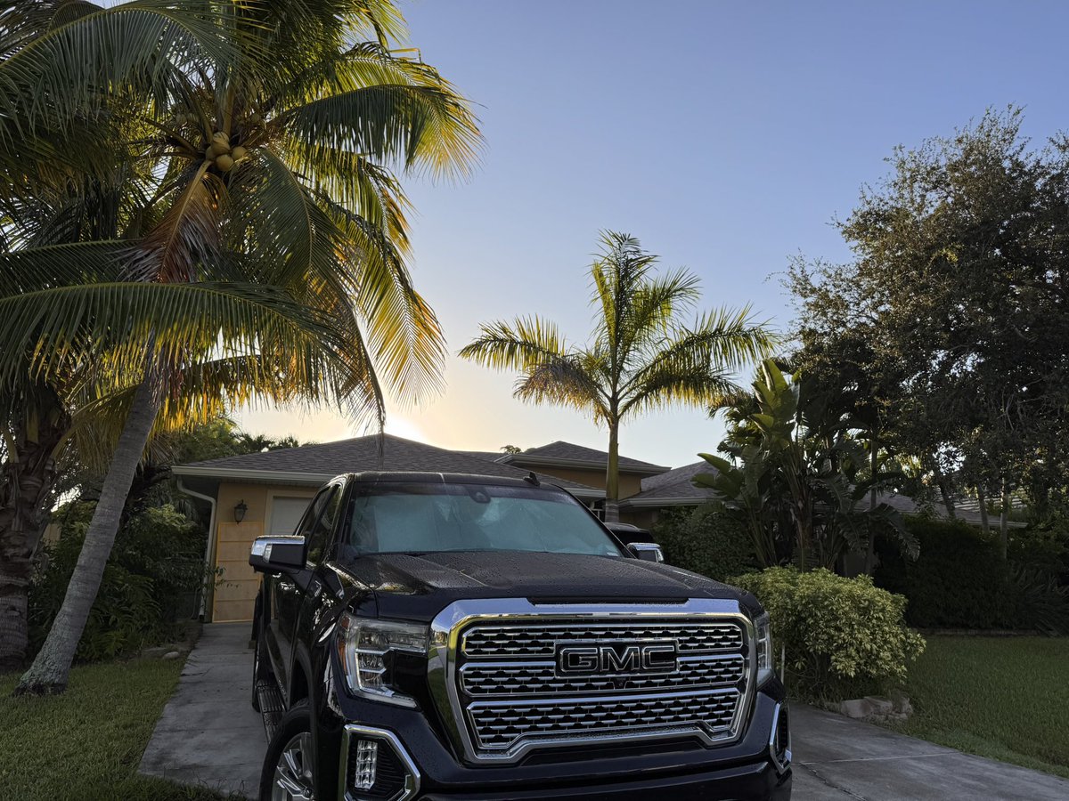 TheMikeHenning's tweet image. Sun is officially up in Cape Coral and I’m heading to the gym. Leg day, Ugh.
It’s all good. 
Keep pushing, 
never surrender! #mikemode #Floridavibes