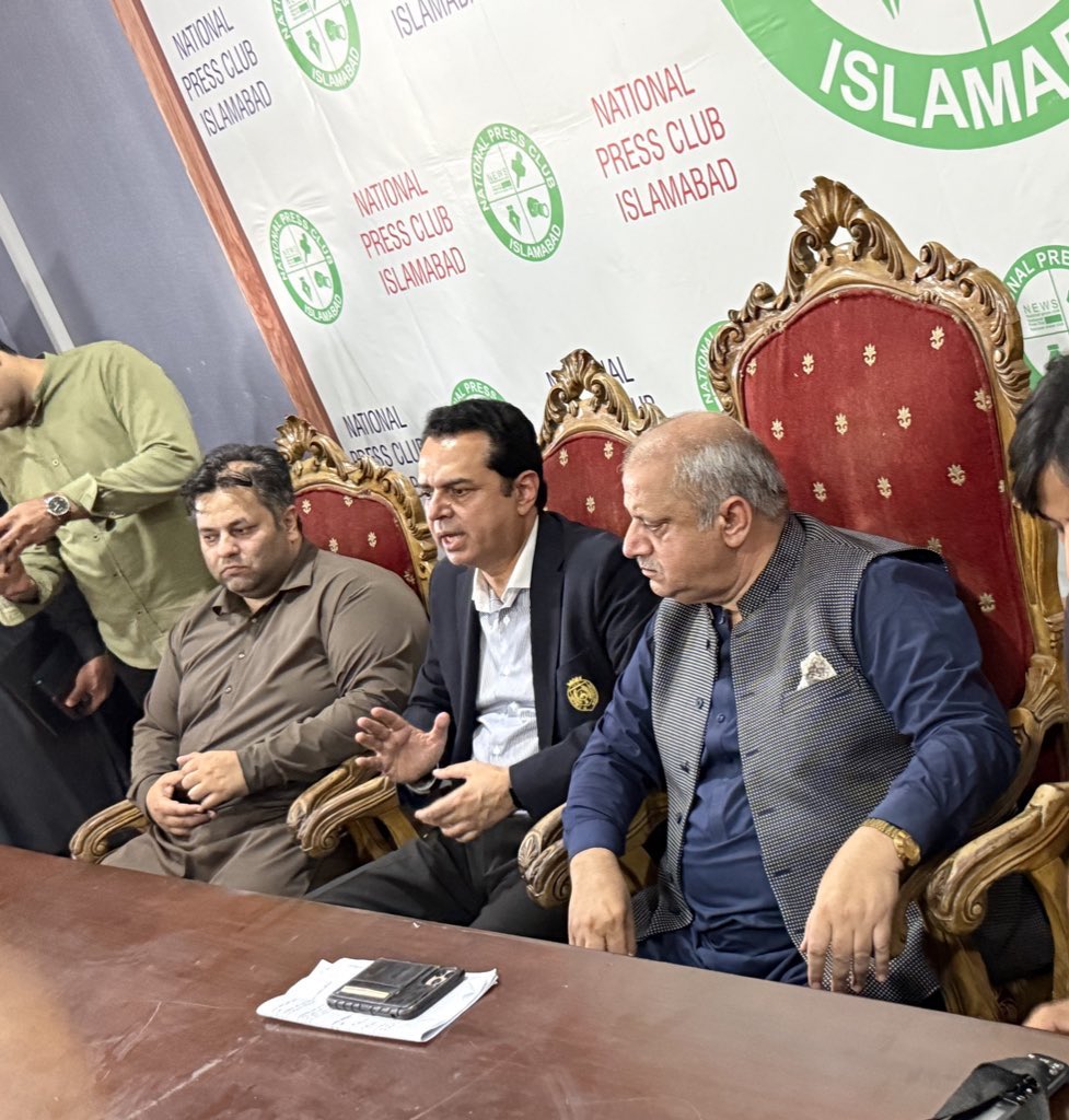 نیشنل  پریس کلب اسلام آباد کے اندر گھس کر اسلام آباد پولیس کی دہشتگردی کے بعد وزیر داخلہ طلال چوہدری ، صدر پی ایف یو جے افضل بٹ اور قائم مقام صدر نیشنل پریس کلب احتشام الحق پریس کانفرنس کرتے ہوئے۔ 
پولیس گردی نا منظور۔ 
#JournalismIsNotACrime