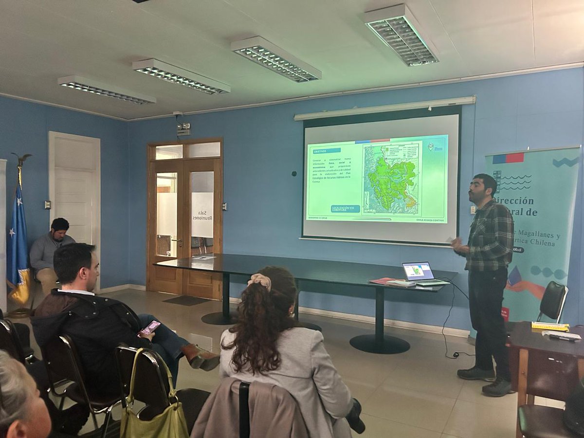 MopMagallanes12's tweet photo. #DGAMOP realiza la octava sesión de la Mesa Estratégica de Recursos Hídricos en la cuenca Costera ente Seno Andrew y Río Hollemberg.
💧En Puerto Natales se realiza la instancia, en la que se presentan a los órganos encargados y actores los resultados de la etapa II del estudio que se está desarrollando en la cuenca por la consultora Enlaces Ltda., como insumo para la elaboración del Plan Estratégico de Recursos Hídricos.
En la actividad, participa además la Fundación Chile entregando información sobre el estudio "Co-Construcción de una Estrategia Hídrica para Puerto Natales"♒.
Agradecemos la participación y el compromiso de los presentes, lo que nos permite trabajar en conjunto para la seguridad hídrica en el territorio🤝.