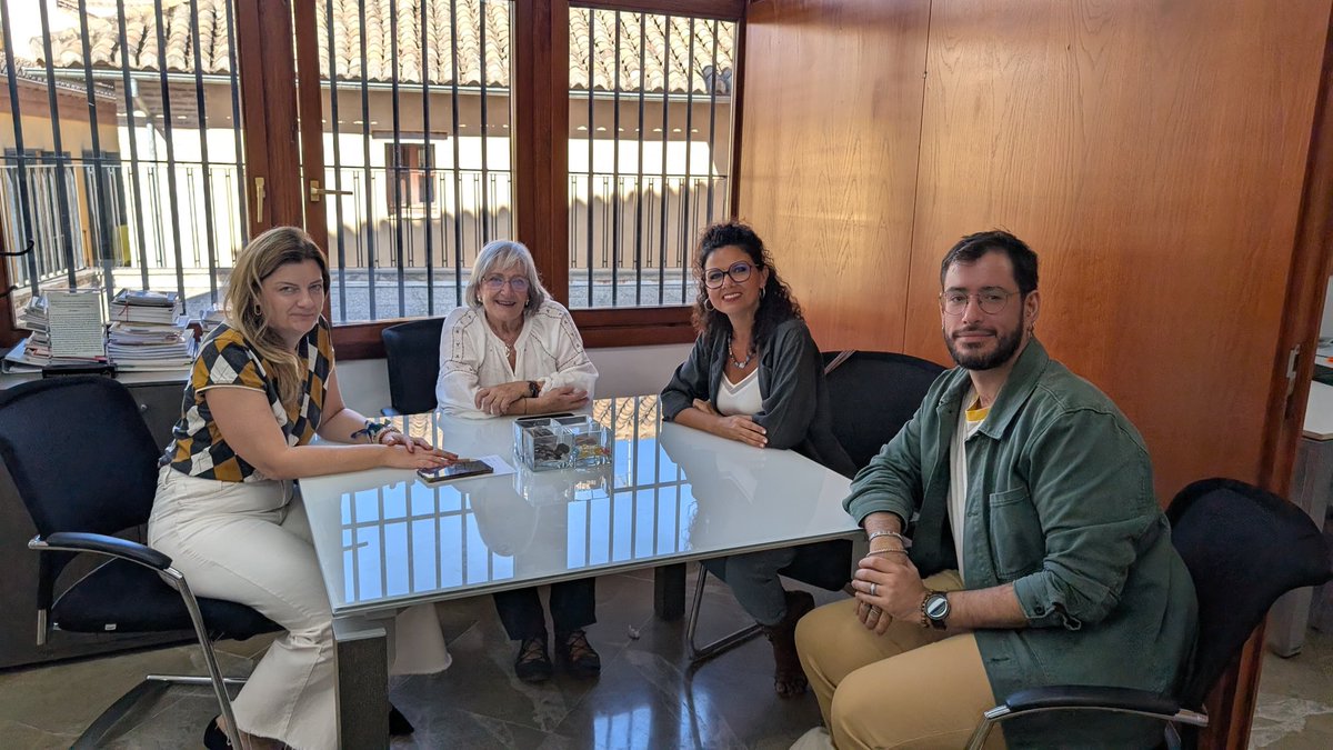 Hoy, 2 de octubre, la Agrupación de Mujeres Sordas 10 de Febrero se ha reunido con Teresa Illescas en el Instituto Andaluz de la Mujer para impulsar el movimiento asociativo y proponer nuevas actividades de futuro. <a href="/TeresaIllescase/">Teresa Illescas</a> <a href="/IAMJunta/">Instituto Andaluz de la Mujer</a> <a href="/ASOGRA_/">ASOGRA</a>