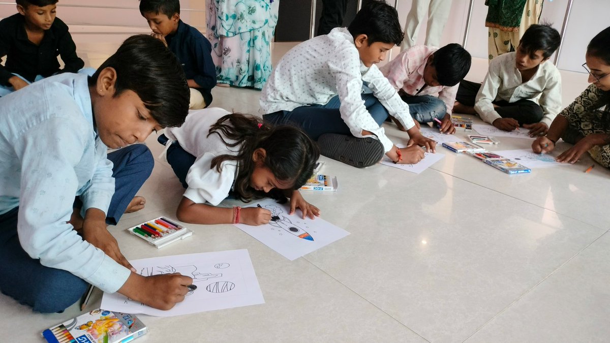 InfoGujcost's tweet image. Participants joyfully exploring the wonders of the #cosmos through exciting #activities during the 100 Hours of Astronomy celebrations across @InfoGujcost's 
#RegionalScienceCentres.

As the proud #CommunityNode of this global initiative, #GUJCOST connects curiosity with