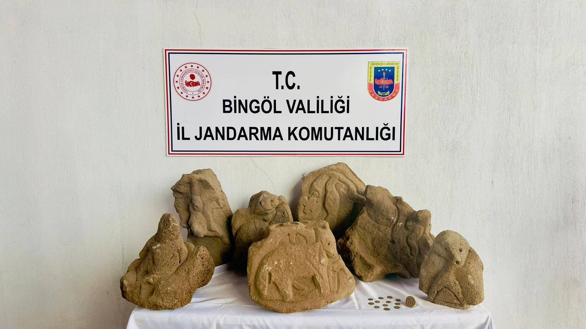 BingolJandarma's tweet photo. 📌Komutanlığımız unsurlarınca, Solhan ilçe kırsalında 30 Eylül 2025 günü 2 adreste  yapılan adli arama sonucunda;
✔️(17) adet figür işlemeli kaya,
✔️(12) adet sikke,
✔️(1) adet mühür olduğu değerlendirilen obje ele geçirilmiş ve 1 şüpheli şahıs yakalanmıştır. https://t.co/90RbjhPp6T