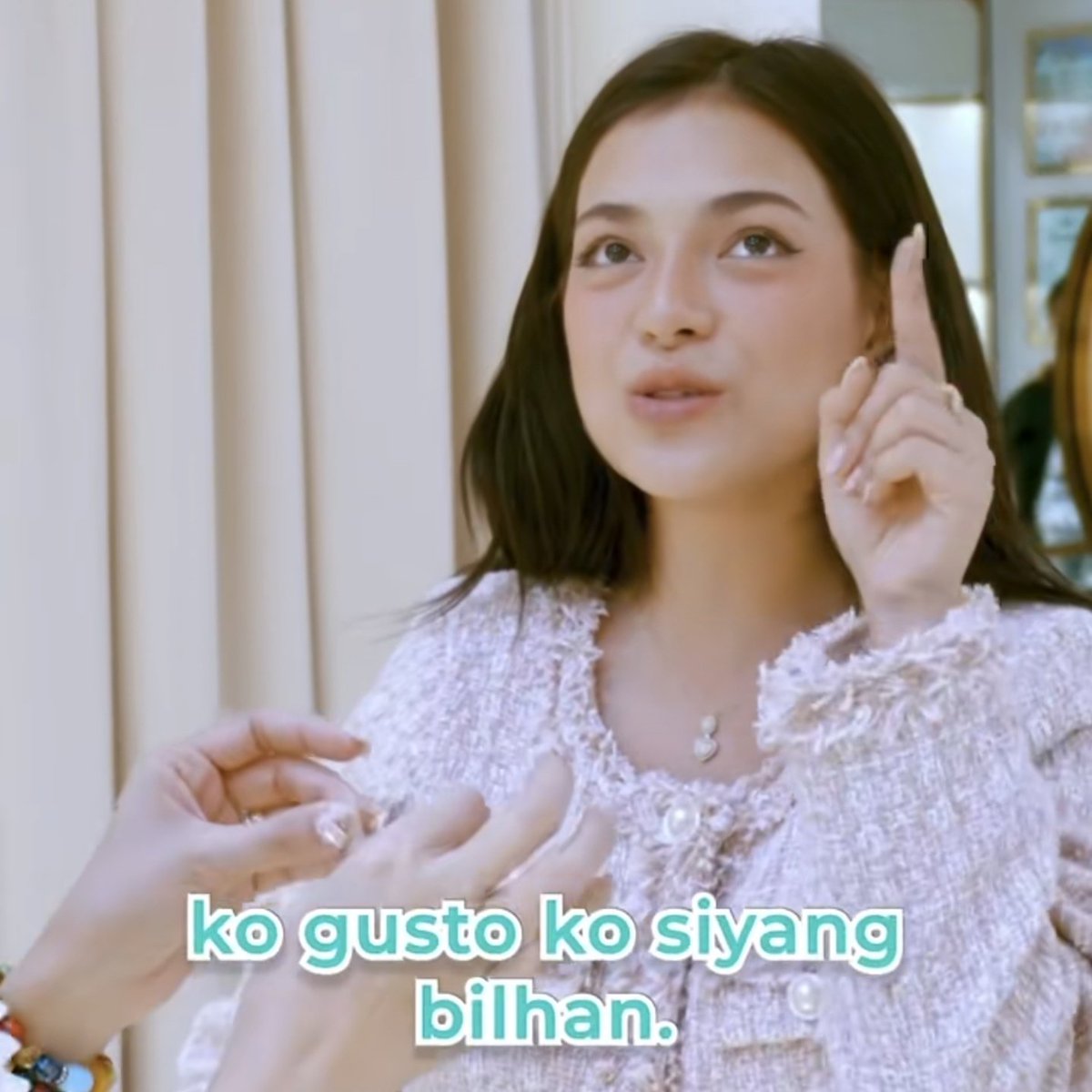 Mika bought two diamond cross necklaces. One for her (kamukha ng binigay ni Brent sa kanya) and one for Brent. Couple necklace dapat sila kasi duo4lyf e. Partners in crime, for life eh 🥹💜✨️