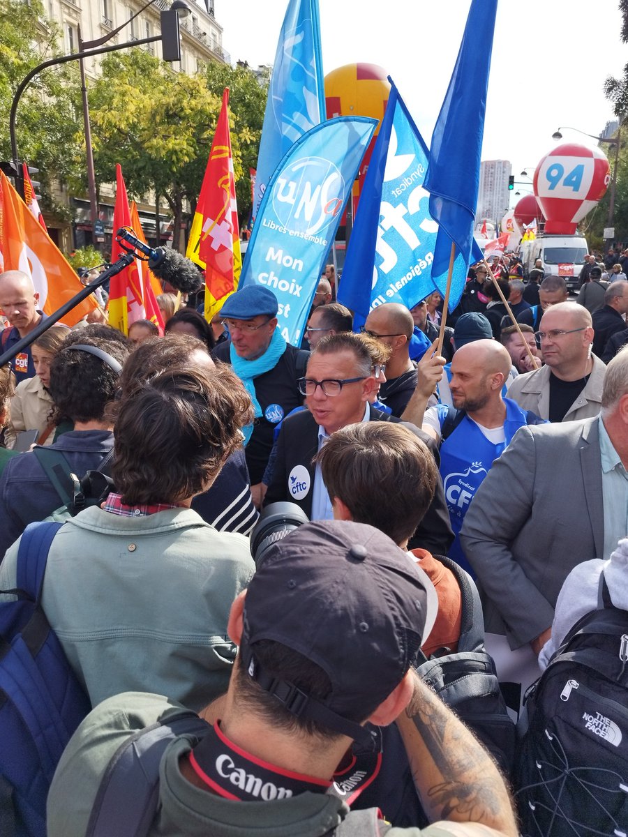 SyndicatCFTC's tweet image. Début de la manifestation de ce #2OCTOBRE pour dire #stopalausterite. 

Sous le soleil, et après la traditionnelle conférence de presse, le cortège parisien s'élance sur l'avenue des gobelins.