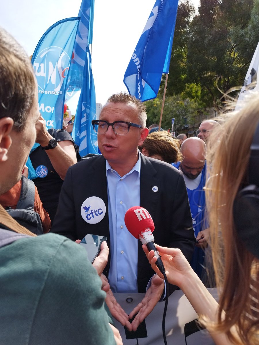 SyndicatCFTC's tweet image. Début de la manifestation de ce #2OCTOBRE pour dire #stopalausterite. 

Sous le soleil, et après la traditionnelle conférence de presse, le cortège parisien s'élance sur l'avenue des gobelins.