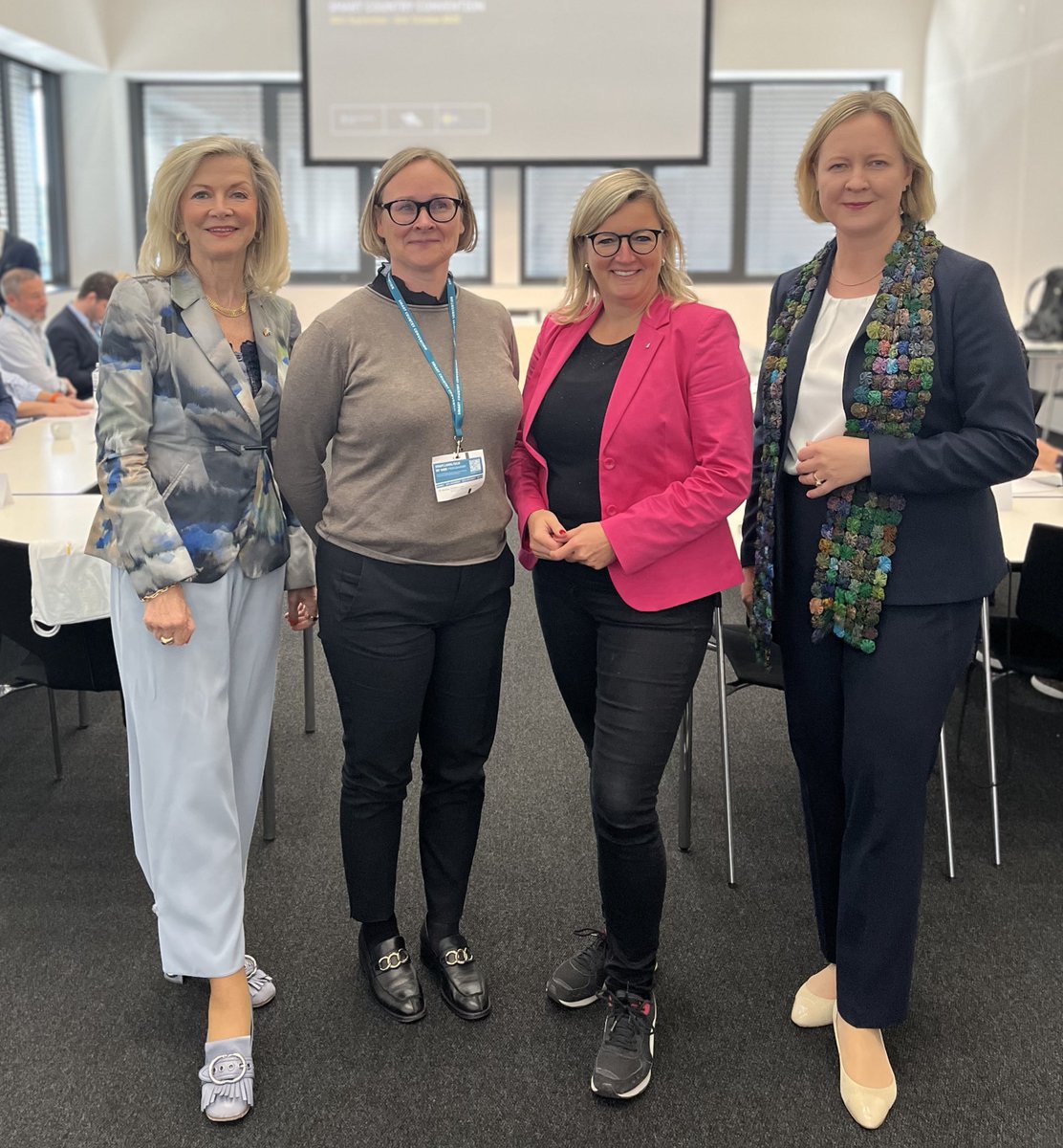 Swebotschaft's tweet photo. #Digitalisierung von Verwaltungen-eine Mammutaufgabe? Welche Lösungen, Chancen &amp; Herausforderungen es gibt, haben wir zusammen mit 🇩🇪 🇪🇪 🇸🇪 Expert’innen diskutiert. Danke an CDOs Martina #Klement &amp; Maria Laxvik für ihre Einblicke aus Berlin &amp; Stockholm!  @SmartCountryCon @AmbVWD https://t.co/MUKNh8KvDY