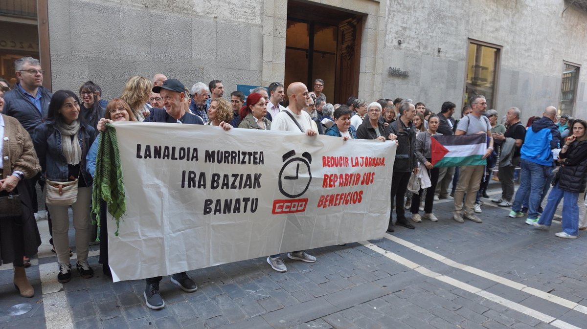 Decenas de militantes de CCOO se concentran en Pamplona para reclamar la reducción de la jornada laboral

CCOOk lanaldia murriztea eskatu du Iruñean

Nota de prensa ✍️navarra.ccoo.es/noticia:737766