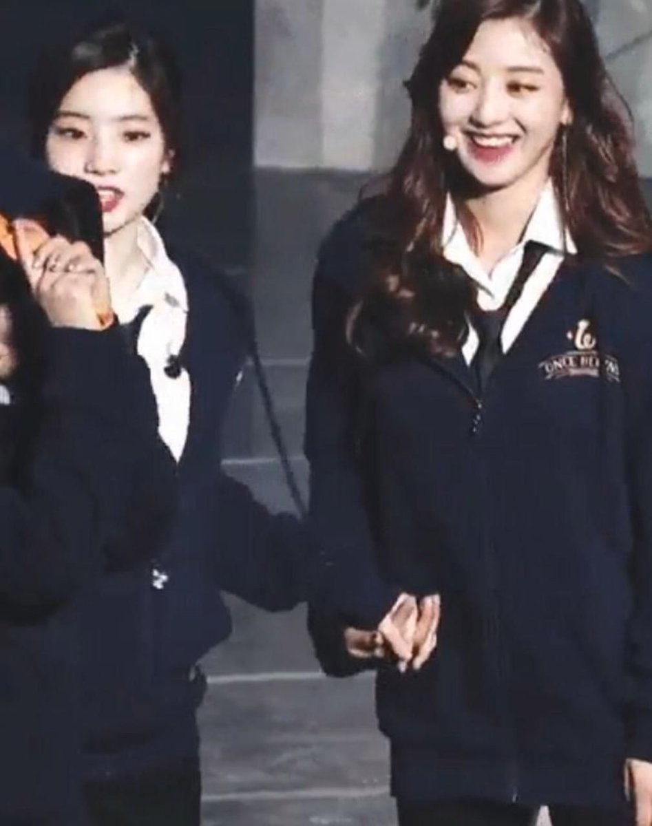 comfortdahyo's tweet photo. give them a date so they can hold hands please
#JIHYO #DAHYUN #DAHYO https://t.co/bsa8rhM8wi