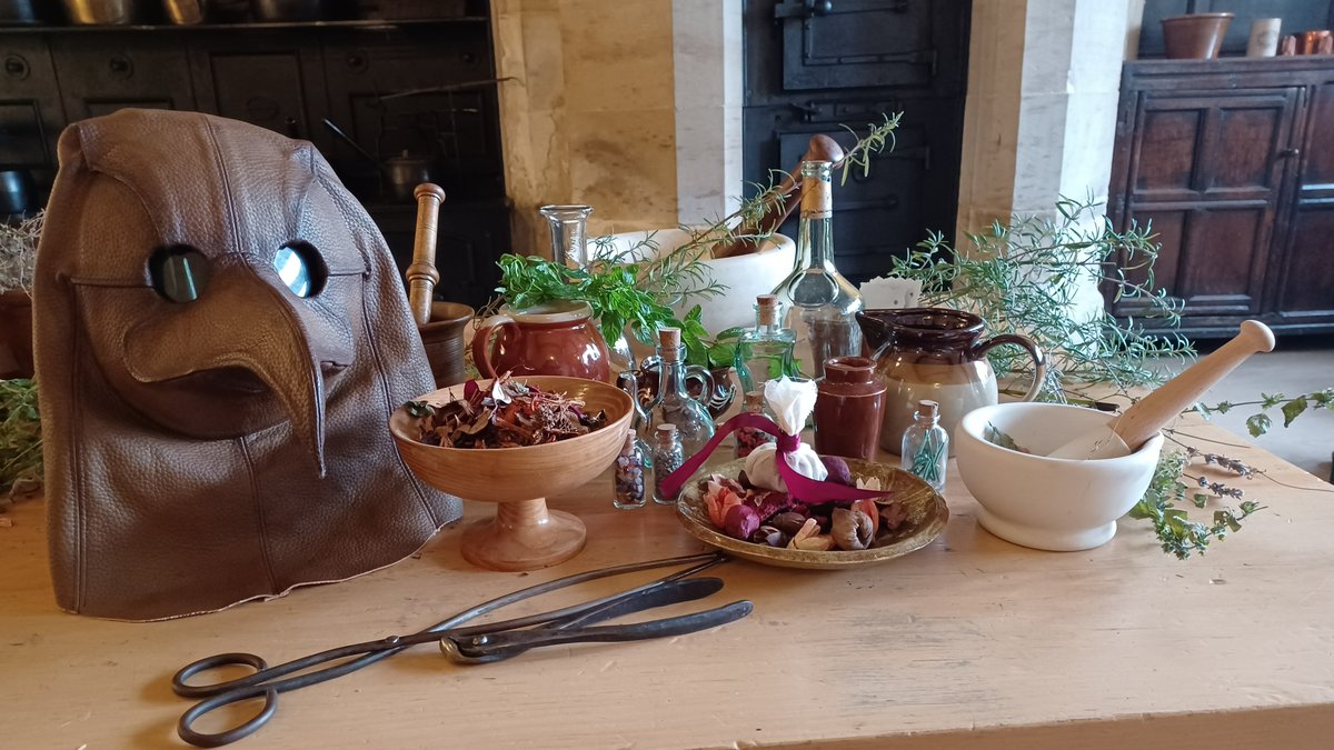 If you are looking for something to keep the little ones busy in October half term there is plenty going on at #GawthorpeHall. From spooky crafts to the plague doctor - all details in the link tiny.cc/EventsAtGawtho…