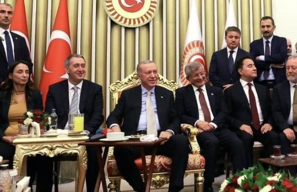 Şu fotoda olmadığın için teşekkürler <a href="/herkesicinCHP/">CHP 🇹🇷</a>