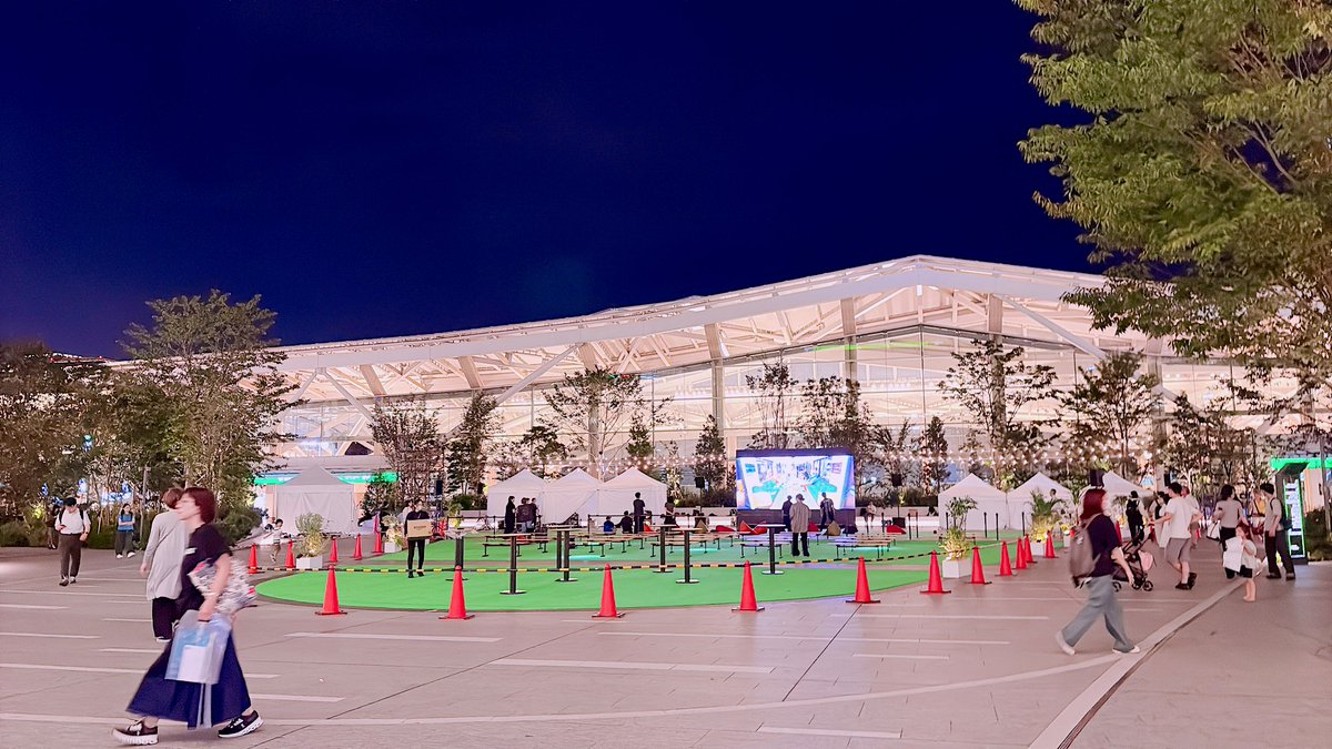 ニュウマン高輪行ってきた。
ピカピカで、キレイだった。
帰りに見たゲートウェイ駅前の映画のイベント楽しそうだった。

帰りは帰宅ラッシュでキツかった…夫(品川で合流)がいなかったら無理だったよ…
でも周りの人がベビーカーの息子に笑いかけてくれたりして優しかった…✨️