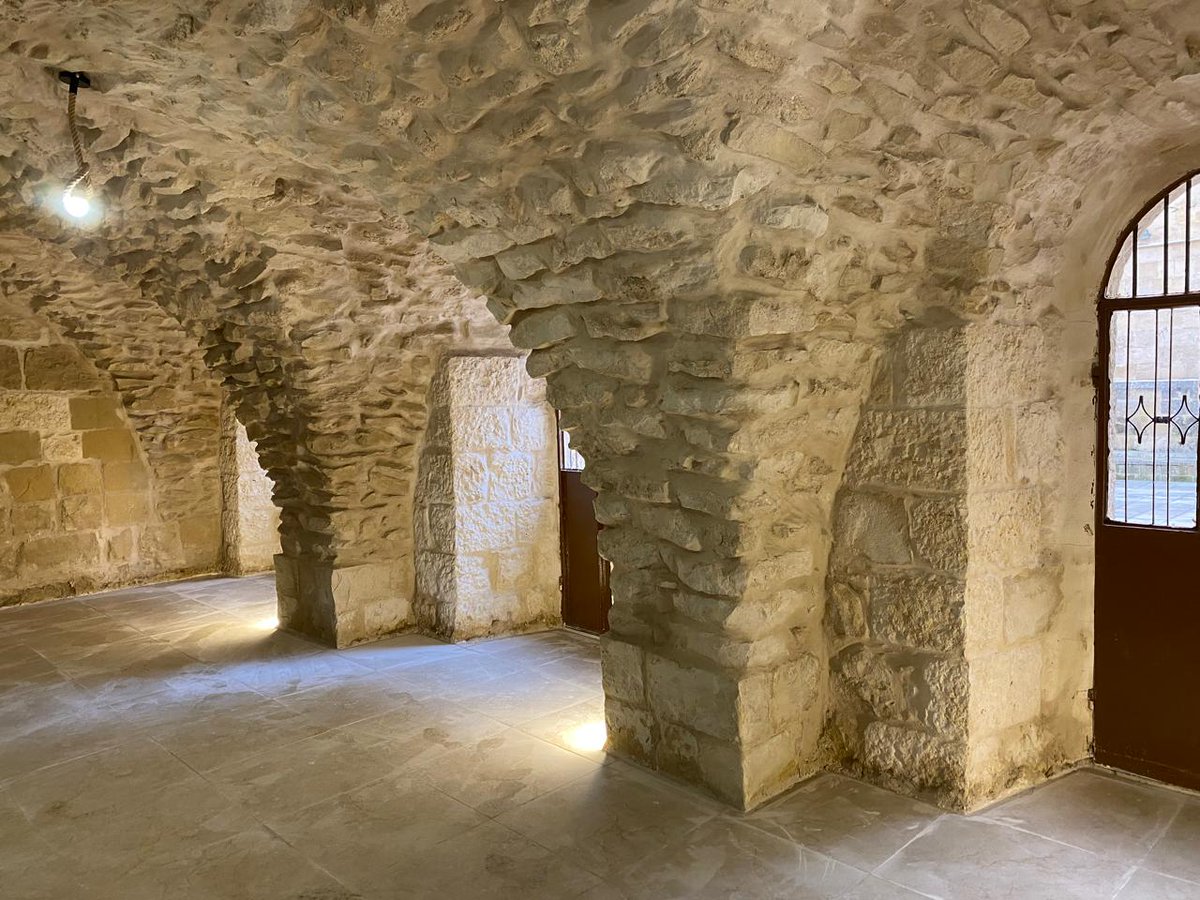 SOSCdOrient's tweet photo. 🇯🇴#ProjetsSOS en #Jordanie - Fin du projet de réhabilitation de la salle paroissiale de Salt.

Au cœur de la ville de Salt, la paroisse latine Notre-Dame-de-l’Assomption rassemble une communauté chrétienne dynamique mais fragilisée par l’exode et la précarité. 

L’une des salles paroissiales était devenue vétuste et inadaptée. Les murs abîmés, le sol usé, l’électricité défectueuse et l’isolation insuffisante rendaient impossible l’accueil des fidèles, des groupes scouts et des activités paroissiales. 

Face à cette situation, le Père Tareq Hijazin a sollicité SOS Chrétiens d’Orient pour redonner vie à ce lieu central dans la vie de la communauté chrétienne de Salt.

Les travaux démarrent avec la démolition d’un mur trop vétuste. Rapidement, les ouvriers s’attèlent à retirer la couche de ciment qui recouvre les vieilles pierres. L’équipe procède ensuite à la remise à neuf du système électrique, garantissant la sécurité des usagers, avant de poser de nouveaux carreaux au sol. Enfin, le remplacement des vitres sur les portes apporte lumière et isolation. En seulement deux semaines, la salle paroissiale retrouve sa vocation première : rassembler, éduquer et fortifier la communauté chrétienne de Salt, surtout les plus jeunes.

Depuis la fin des travaux en février 2025, la salle a servi de local pour les scouts latins de Salt, ainsi que comme lieu de stockage pour différents événements, notamment la préparation de la fête de Pâques. Cette paroisse historique retrouve son éclat d’antan et permet d’accueillir les paroissiens dans un cadre plus agréable.

❤️Soutenez les familles jordaniennes. Faites un don : https://t.co/gqyRgA5x5s

#chrétiensdOrient #easternchristians #jordan #Jordanians #moyenorient #aidehumanitaire