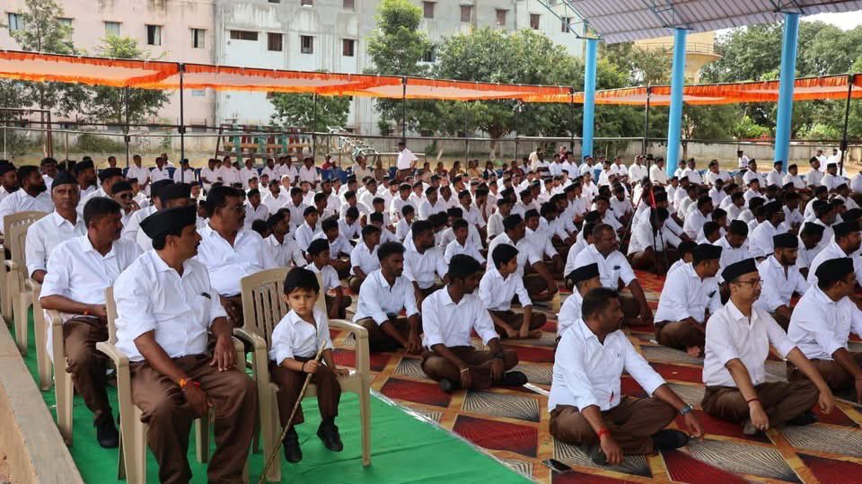 blsanthosh's tweet image. Participated in the Vijayadashami Utsav of #RSS100Years at Singanayakanahalli - Ghantiganahalli vasatis of Rajanakunte Nagara, Yelahanka Bhaga, Bengaluru Uttara vibhag.

Bhag Sanghachalak Ma. Sri D Harish Kumar &amp;amp; Nagar Sanghachalak Ma. Dr Harish Babu also graced the occasion .