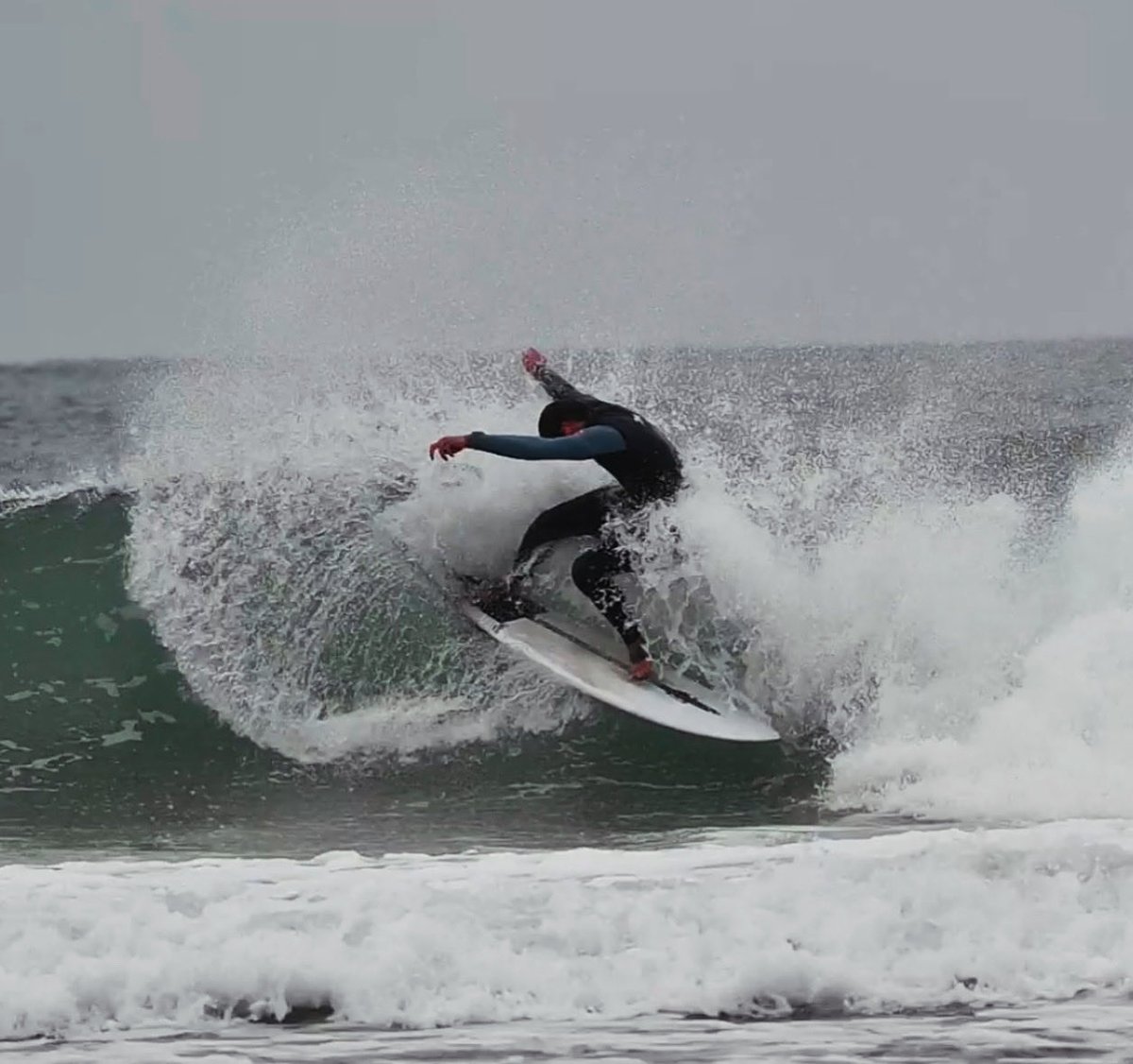 Super tricky conditions this morning! 🫣 Windy, shifty loads of water movement, but we managed to snag a couple corners 🌊☀️🤪🐒 #woolacombe #surfschool #jammin #surfer #surfcentre #woolacombebay #learntosurf #surfcocah #tricky #surflessons #northdevon