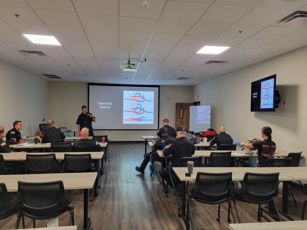 MtJulietFire's tweet photo. Leveling up on the lines. 🪢
In-house Rope Rescue Ops = anchors, knots, haul systems, and patient care—all dialed in to keep Mt. Juliet safe. https://t.co/Q3Qh5krSS2