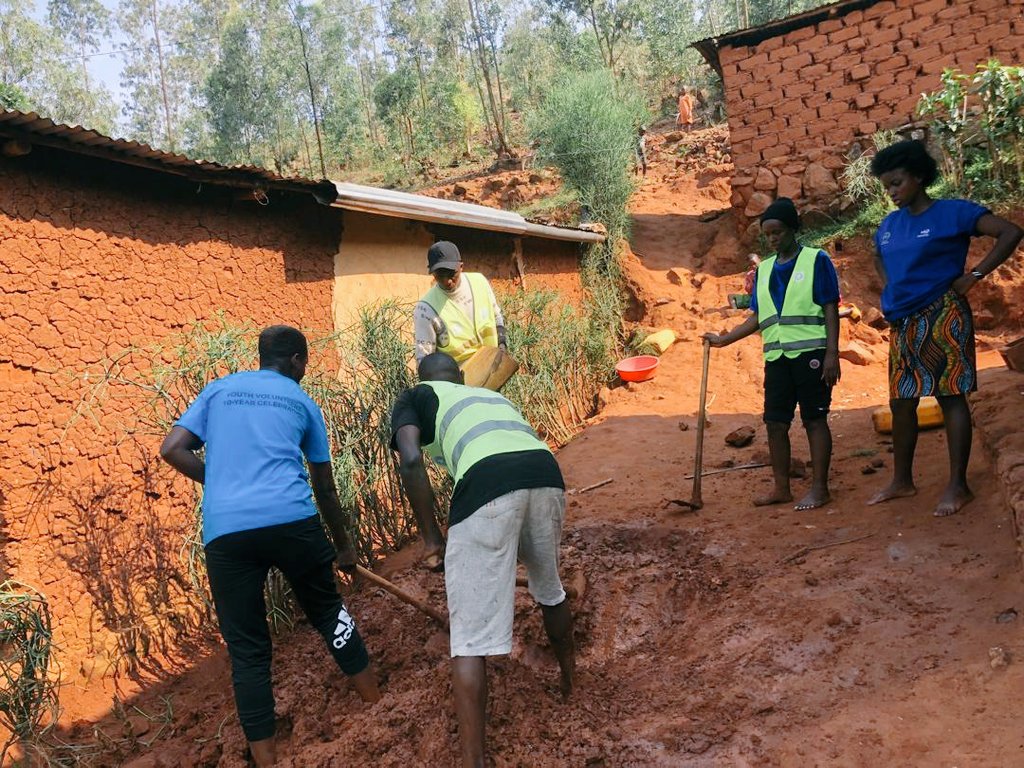 Uyumunsi Mugutangiza Ukwezi kw'ibikorwa by'Ubukorerabushake  Urubyiruko rw'abakorera bushake bakorera Mu Murenge wa Ndera Mu Kagali ka mukuyu twazindukiye Mugikorwa cyo kubumb'Amatafari yo kuzubakir'Ubwiherero bw'Umuturage Utuye Mu Kagali ka Mukuyu.